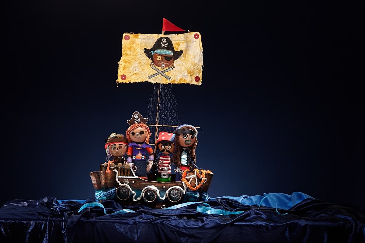 Lua entre hilos y piratas